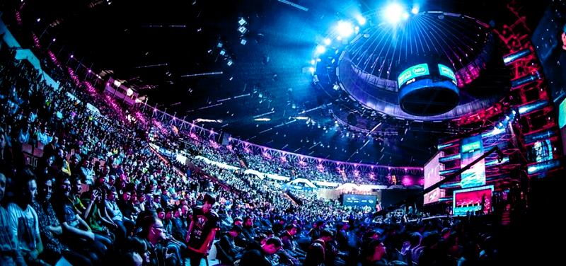 Un'arena di fan in un torneo di eSport